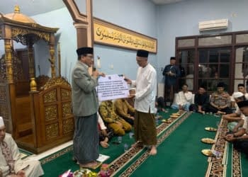 Wali Kota Metro, Wahdi Sirajuddin saat memberikan bantuan secara simbolis kepada pengurus masjid Khairul Amal. Lampost.co/Bambang Pamungkas