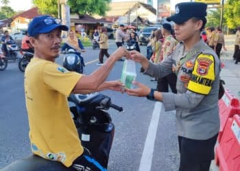 Polisi Pesisir Barat Berbagi Takjil 