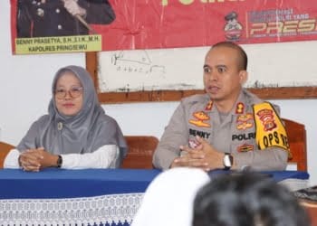 Kapolres Pringsewu AKBP Benny Prasetya saat menyampaikan pesan kepada siswa dan guru di SMK 2 Mei Pringsewu. Dok : Polres