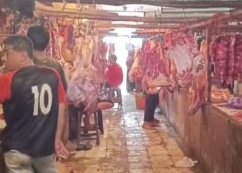 Pedagang daging sapi di pasar Bandarjaya.