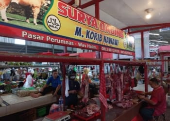 Harga sejumlah kebutuhan pokok, seperti daging sapi dan ayam potong merangkak naik jelang Lebaran. Sementara harga beras mulai turun.