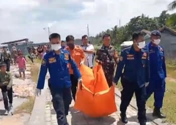 Warga Kelurahan Kalianda, Kecamatan Kalianda, Lampung Selatan, menemukan mayat perempuan tanpa identitas. Jasad tersebut terlihat mengambang dalam kondisi tidak utuh di pantai Kelapa Doyong sekitar pukul 10.40 WIB, Kamis, 21 Maret 2024.