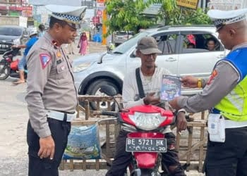 Anggota Satlantas memberikan edukasi berlalu lintas ke pengendara. Dok/Polres Lamteng