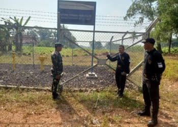Kodim Lampung Timur melakukan patroli pengamanan jalur transmisi jaringan dan Tower PT. PGN Tbk di Desa Sukadana Ilir dan Pasar Sukadana.(Foto : Lampost.co/Arman Suhada)