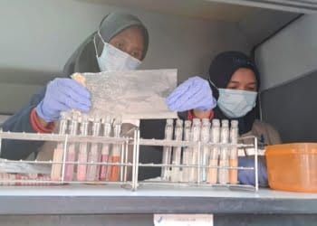 Pengecekan sampel takjil di Taman UMKM Bung Karno