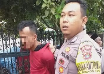 Tangkapan layar video amatir saat pelaku yang akan mencuri motor diamankan warga dan Bhabinkamtibmas.