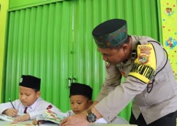 Aipda Minanto, sosok polisi inspiratif memberikan beasiswa sekolah gratis bagi anak-anak kurang mampu di Way Kanan