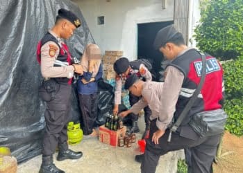 Petugas kepolisian Polres Way Kanan melakukan razia miras dalam Operasi Cempaka Krakatau 2024. Dok/Polres Way Kanan