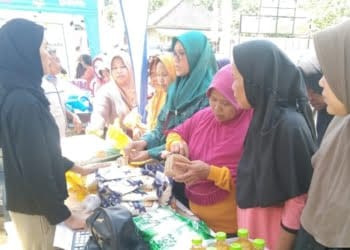 Warga mengantre dalam kegiatan GPM di Kecamatan Marga Punduh. Dok/DKP