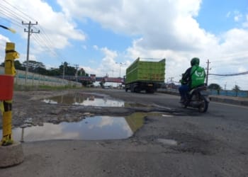Jalan Nasional Berlubang di Lampung