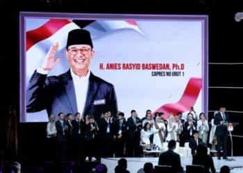 Anies Pakai Bahasa Isyarat Membuka Debat, Ini Artinya