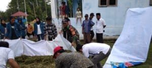 Babinsa-Mahasiswa KKN Unila Ajari Warga Kampung Sukaagung Olah Pakan Ternak Fermentasi