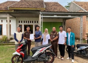 Kejari Way Kanan Serahkan 2 Motor Hasil Kejahatan pada Pemiliknya