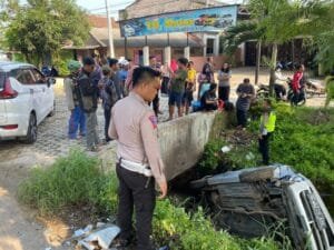 Akibat Ngantuk, Mobil Expander Tabrak Suzuki Karimun hingga Masuk Parit