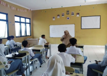 Lani Yuniarti saat mengajar di SMK Negeri 1 Kecamatan Air Naningan, Kabupaten Tanggamus. (ANTARA/Istimewa)