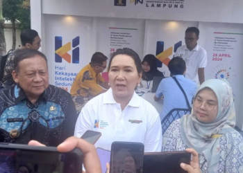 Kepala Kanwil Kemkumham Lampung Sorta Delima Lumban Tobing (tengah) (ANTARA/Agus Wira Sukarta)