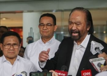 Ketua Umum Partai NasDem Surya Paloh (kanan) Capres Anies Baswedan (tengah), Cawapres sekaligus Ketua Umum PKB Muhaimin Iskandar (kiri).(MI/USMAN ISKANDAR)