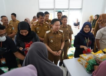 Ratusan warga Pringsewu menyerbu pasar murah bertajuk Gerakan Pangan Murah (GPM) Serentak 2024 di GSG Kecamatan Sukoharjo, Senin, 1 April 2024.