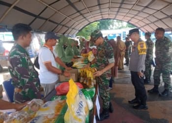 Komando Distrik Militer (Kodim) 0422/Lampung Barat menggelar bazar murah di halaman parkir Makodim, Selasa, 2 April 2024.