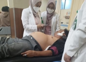 Andy Yusril saat mendapatkan penanganan tim medis di RSUD Abdul Moelok. Dok Keluarga