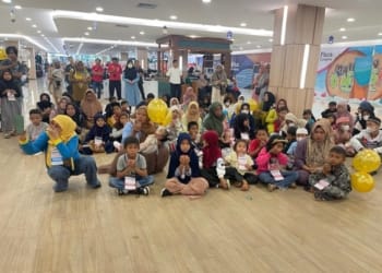 Ikatan Keluarga Alumni (IKA) SMAN 2 Bandar Lampung (Smanda) angkatan 83 membawa 55 anak kurang mampu dan yatim untuk berbelanja kebutuhan lebaran. Kegiatan itu berlangsung di Central Plaza Lampung, Rabu, 3 April 2024.