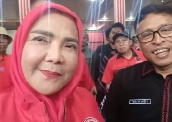 Eva Dwiana (kiri) bersama Wiyadi (kanan) saat diwawancarai saat agenda rakor DPC PDI Perjuangan Bandar Lampung, Kamis 4 April 2024. (Foto: Lampost.co/Asrul)