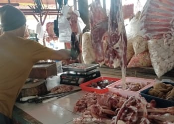 Pedagang daging sapi di pasar tradisional di Bandar Lampung.