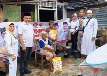 Ketua Gerakan Muslim Indonesia Raya (Gemira) Provinsi Lampung, Mahrizal Sinaga membagikan paket sembako beras. Dok. Gemira
