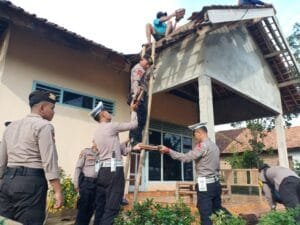 80 Rumah di Way Bungur Lamtim Terkena Angin Puting Beliung,