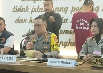 Kapolda Lampung Irjen Pol Helmy Santika menyampaikan hasil penyelidikan peristiwa penembakan di depan Mapolda Lampung. (Foto: Lampost.co/Umar Robbani)