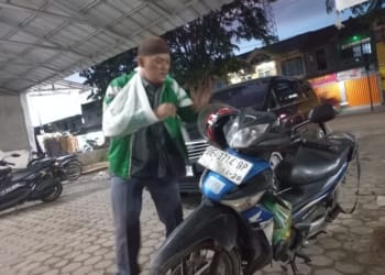 Korban mengecek sepeda motor di lokasi kejadian. (Foto: Lampost.co/Salda Andala)
