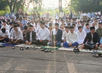 Salat Idulfitri di lapangan Enggal Saburai, Rabu, 10 April 2024. Warga Lampung diperkirakan bisa melaksanakan salat Idulfitri di Masjid Raya Al Bakrie pada 2025 yang saat ini masih dalam pembangunan.