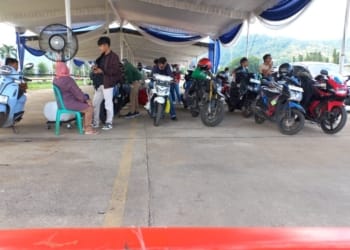 Suasana pemotor sedang menunggu keberangkatan kapal di Pelabuhan Panjang, Bandar Lampung, Selasa, 16 April 2024.