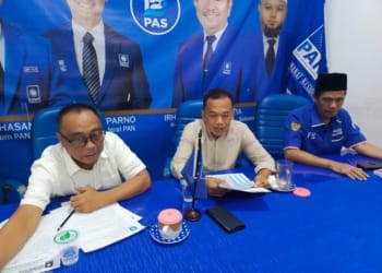 Ketua Tim Pemenangan Pilkada DPW PAN Lampung, Joko Santoso (tengah), saat diwawancarai, Jumat, 19 April 2024. (Foto: Lampost.co/Asrul)