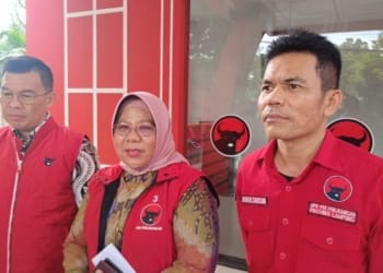 Sekretaris Tim Penjaringan DPD PDI Perjuangan Lampung, Apriliati (tengah) didampingi Yanuar Irawan dan Donal Haris Sihotang. (FOTO: Lampost.co/Asrul)