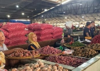 Suasana pasar di Bandar Lampung.