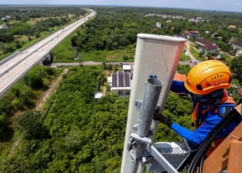 Seorang petugas sedang pemeliharaan BTS. Dok XL