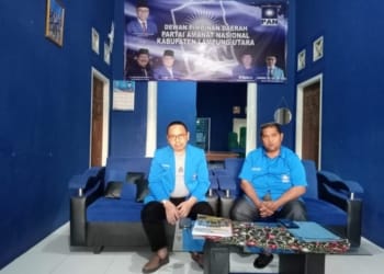 Ketua Tim Penjaringan DPD PAN Lampura, Suwardi Amri bersama Sekretaris, Chandra Guna di sekretariatan kantor partai setempat, Selasa, 23 April 2024. (Foto: Lampost.co/Fajar Nofitra)
