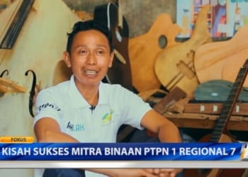 Pengrajin gitar buatan tangan asal Lampung, Fajar Wijaya.