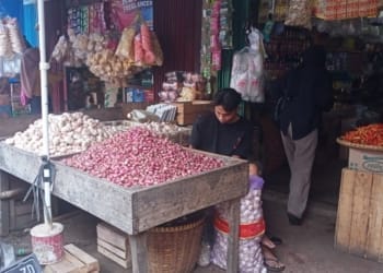 Pedagang bawang di Pasar Tugu, Bandar Lampung.