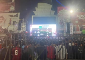 Ribuan Masyarakat Bandar Lampung Padati Tugu Adipura untuk Nobar Timnas