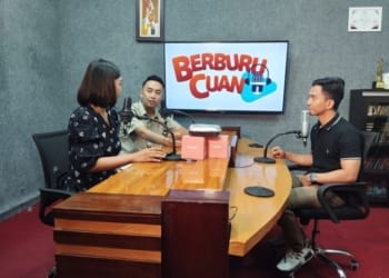 Yudhistira Kusuma saat poscast Berburu Cuan di Lampung Post. Dia sosok pemuda yang bisa berkeliling dunia sambil menghasilkan cuan.