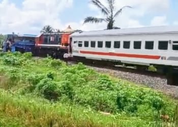 Kereta Api Rajabasa relasi Tanjungkarang-Kertapati menabrak bus Putra Sulung. Kecelakaan itu terjadi di petak jalan Way Pisang dan Martapura (MP) KM 193+7, pukul 13.10 WIB, Minggu, 21 April 2024.