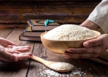 Ilustrasi zakat fitrah di Indonesia