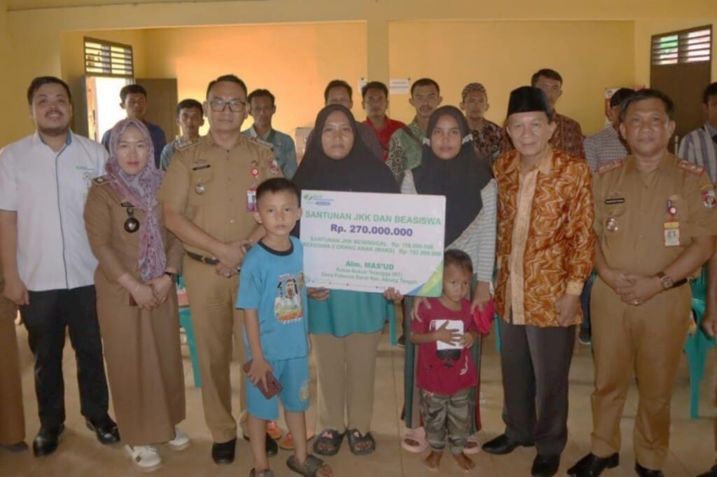 Penyerahan santunan kematian kepada ahli waris peserta BPJamsostek yang meninggal akibat kecelakaan kerja.