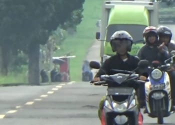 Pemudik motor memilih jalur tepi jalan menghindari lubang. Situasi Jalan Lintas Sumatra saat ini mulai dipadati oleh pemudik. Kondisi jalan yang berlubang mengancam keselamatan pemudik