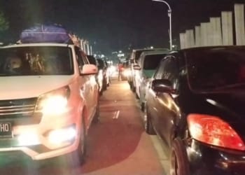 Antrean kendaraan roda empat pribadi di kantong parkir Dermaga Eksekutif Bakauheni, Lampung Selatan. Antrean kendaraan hanya menunggu untuk naik ke kapal ro-ro.