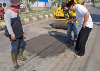 Wali Kota Metro, Wahdi Sirajuddin saat meninjau langsung proses pengerjaan pemeliharaan di ruas Jalan Pattimura