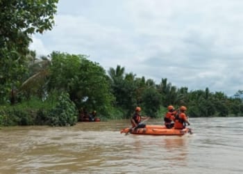Tim SAR terus melakukan upaya pencarian korban hanyut warga Pekon Trimekarjaya, Jumat 5 April 2024. Dok/BPBD Lambar