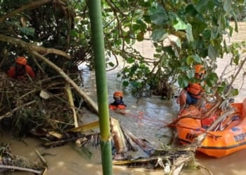 Tim SAR menghentikan sementara pencarian korban hanyut di Pekon Trimekarjaya, Bandarnegeri Suoh, Lampung Barat